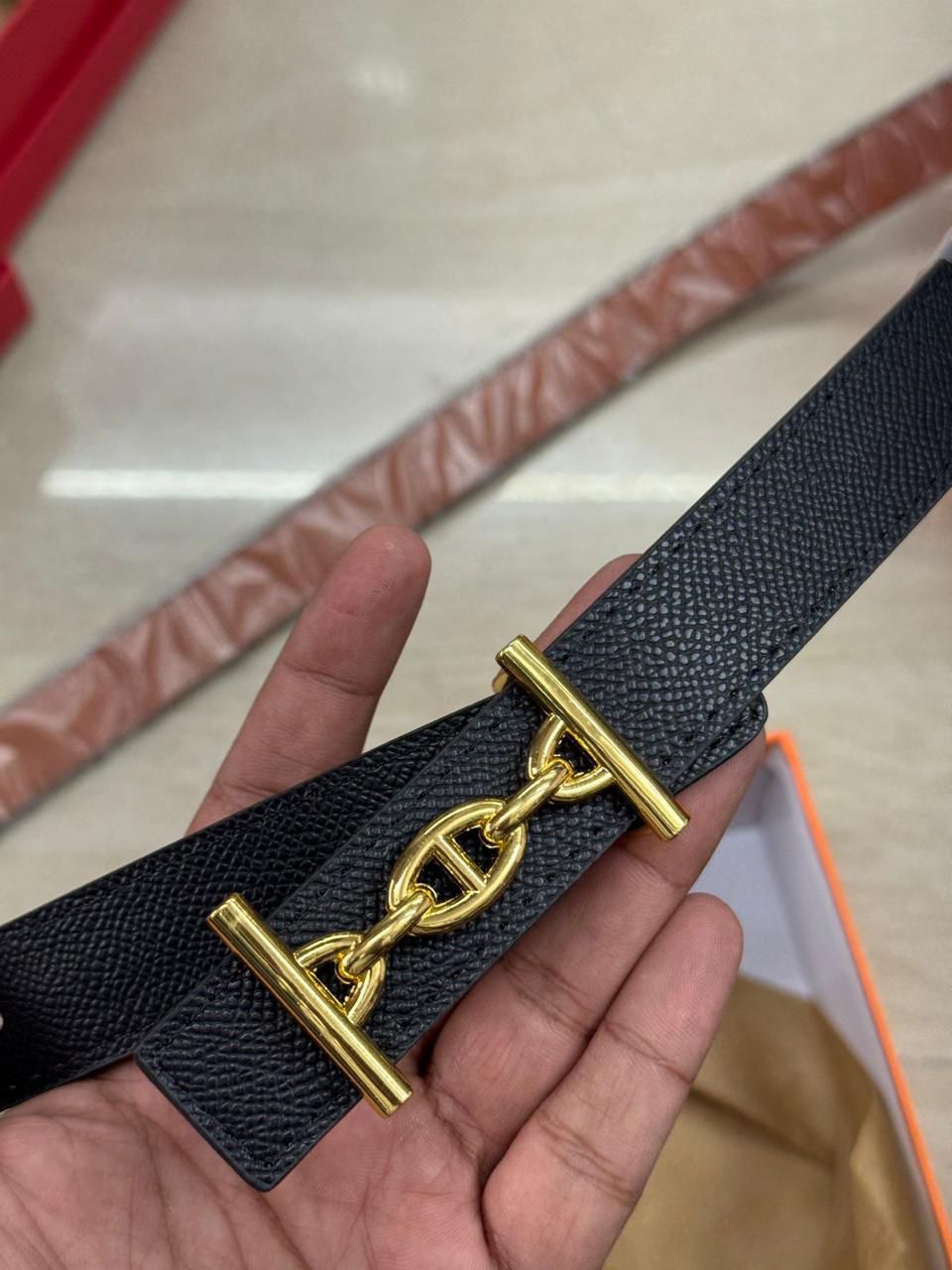 Hermès Ladies Slim Leather Belt Gold Chain H Buckle Designer Accessory - Image 2