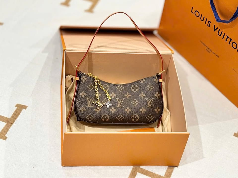 Louis Vuitton Pochette Monogram Bag For Women - Image 2