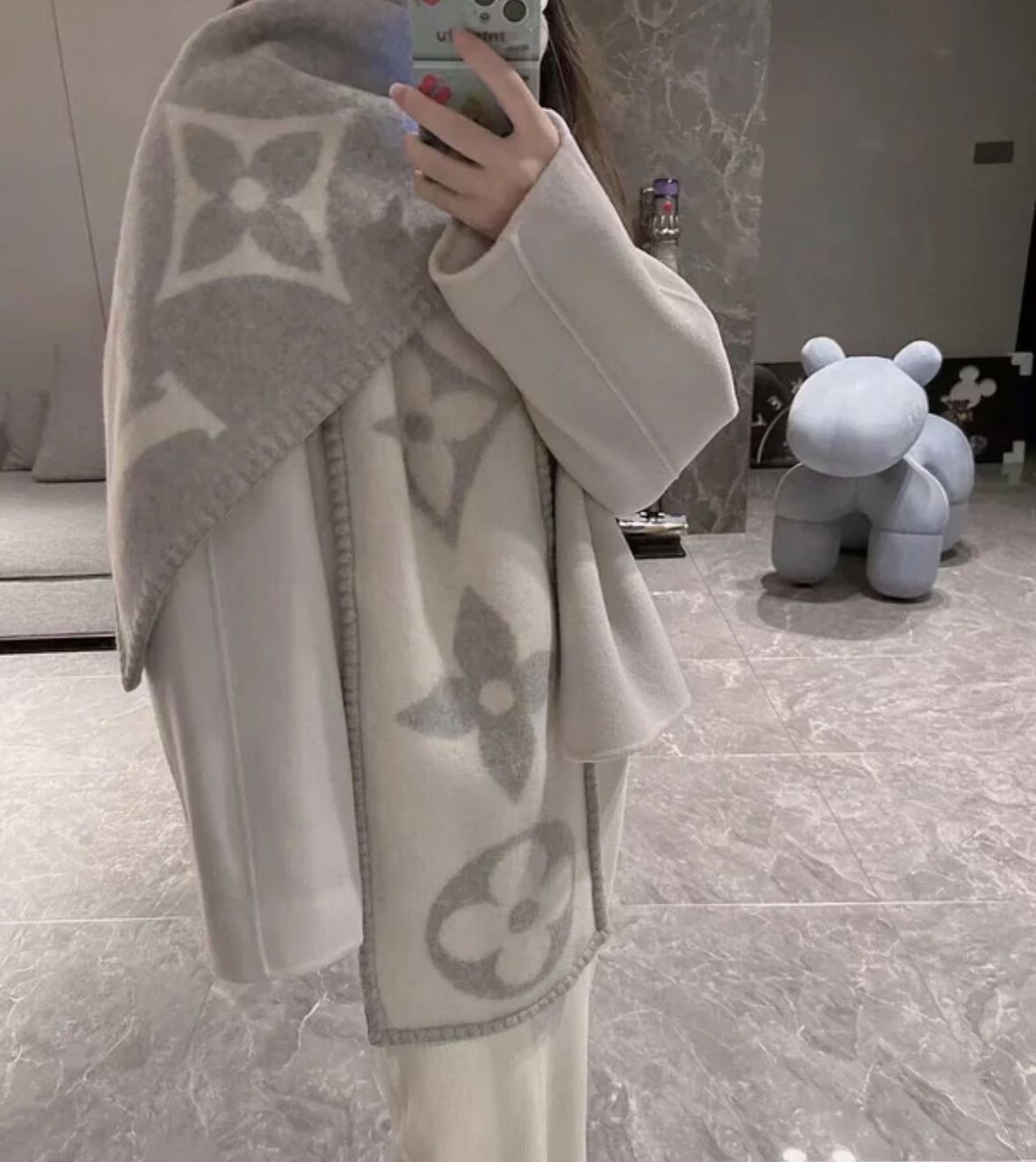 Louis Vuitton Women Reversible Muffler - Image 4