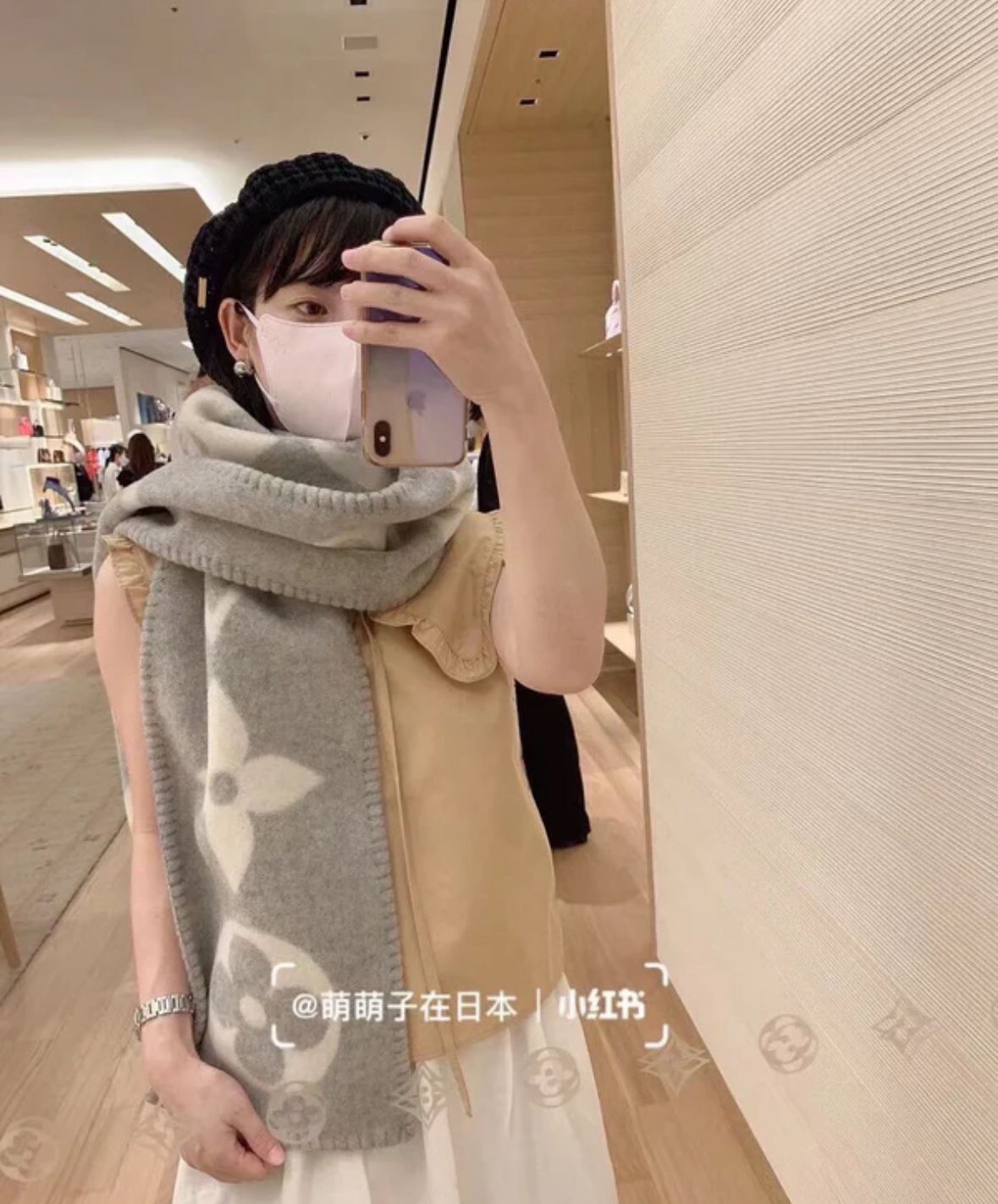 Louis Vuitton Women Reversible Muffler - Image 3