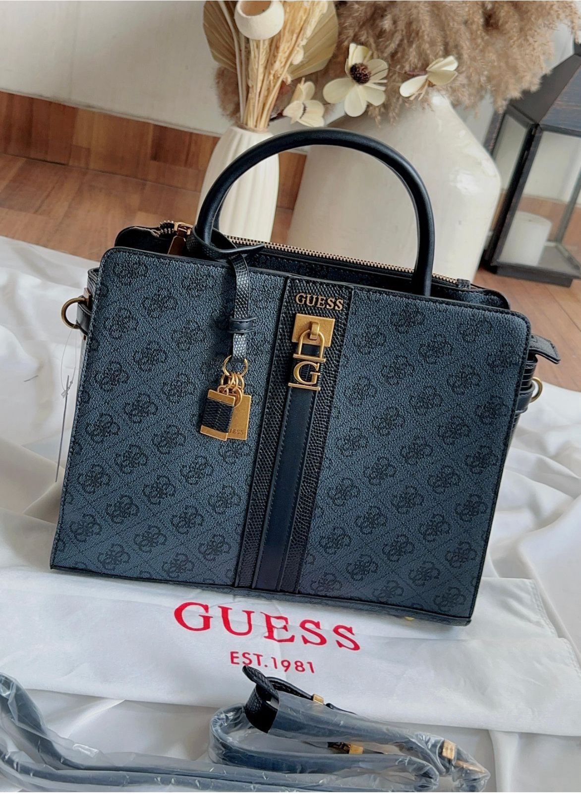Guess Genevra Logo elite Women's Shoulder Bag - Image 2