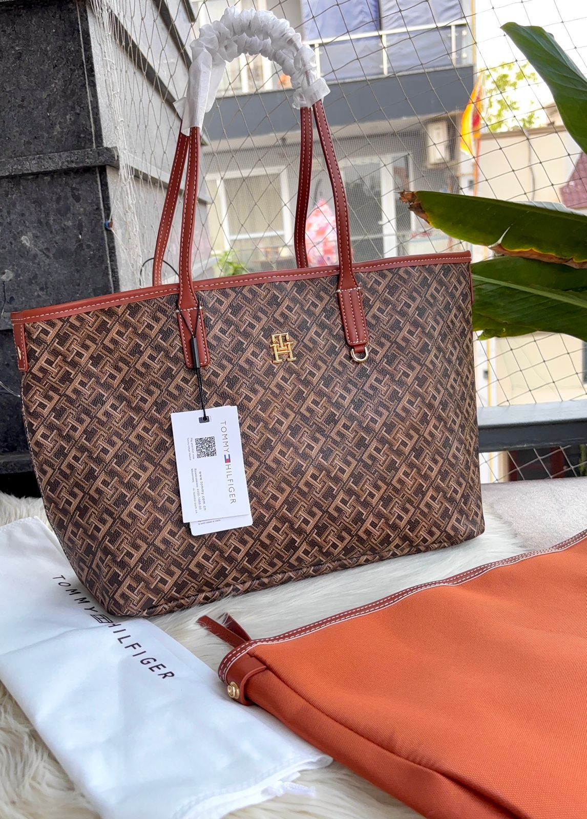 Tommy Hilfiger TH Monoplay Women Tote Bag (With Laptop Pouch)