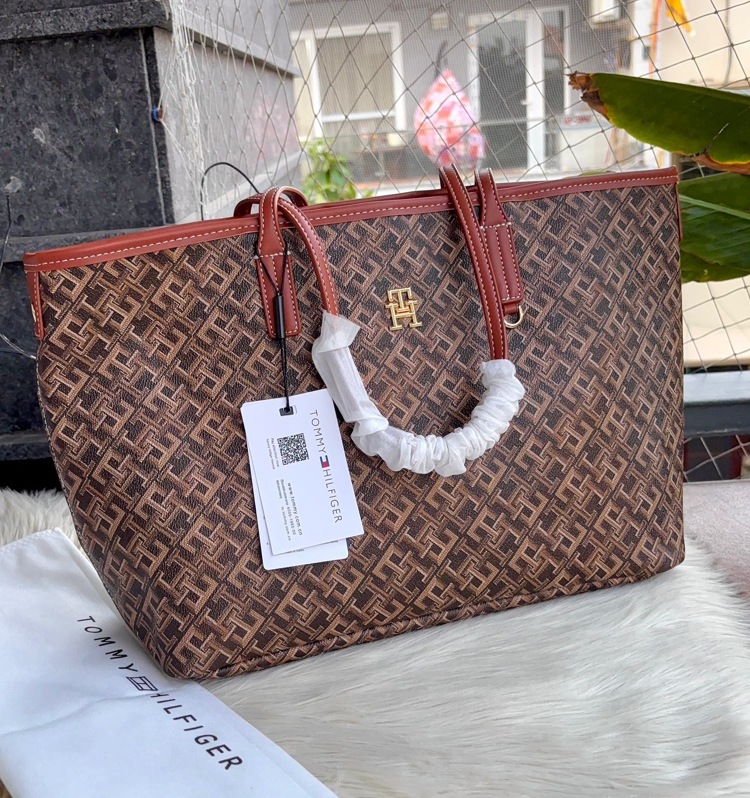 Tommy Hilfiger TH Monoplay Women Tote Bag (With Laptop Pouch) - Image 3