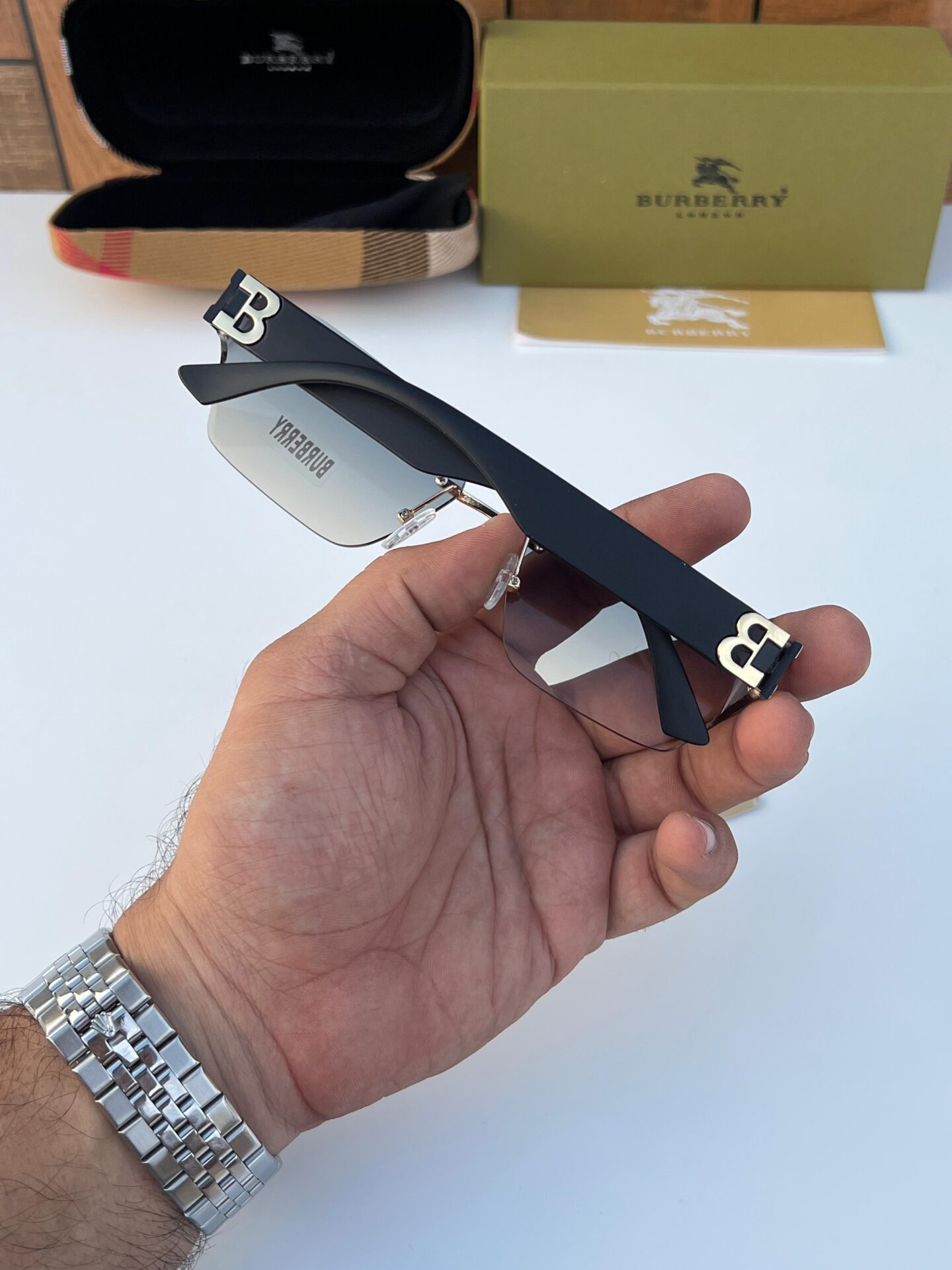 Burberry Unisex Sunglasses - Image 4