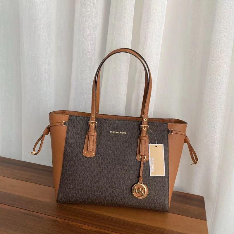 Michael Kors Voyager Women Tote Bags - Image 4