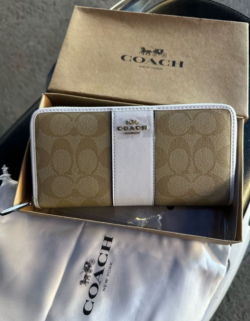 Coach Big Size Multi Design Wallet For Women - Image 2