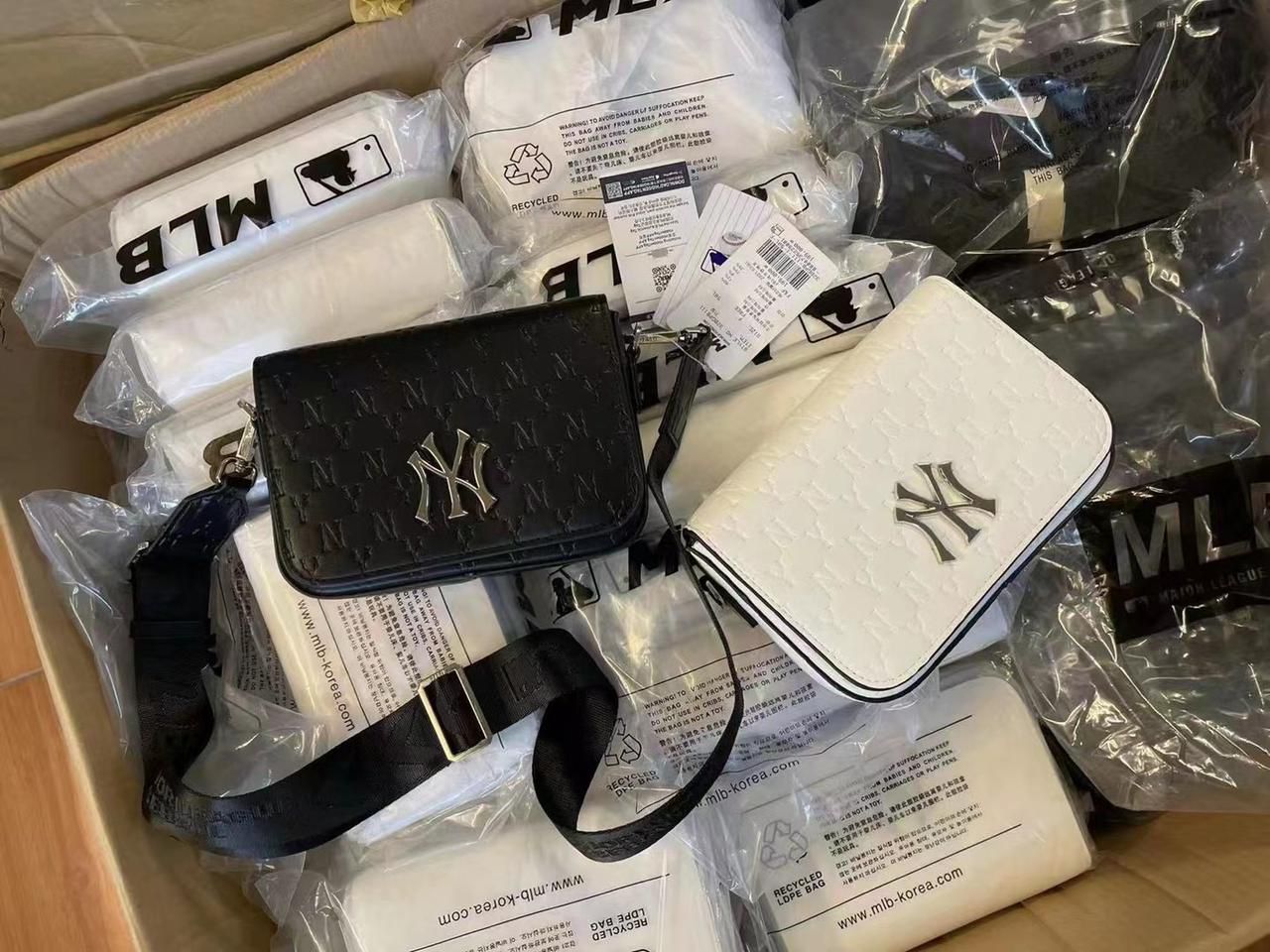MLB New York Yankees Quilted Shoulder bag For Women - Image 2