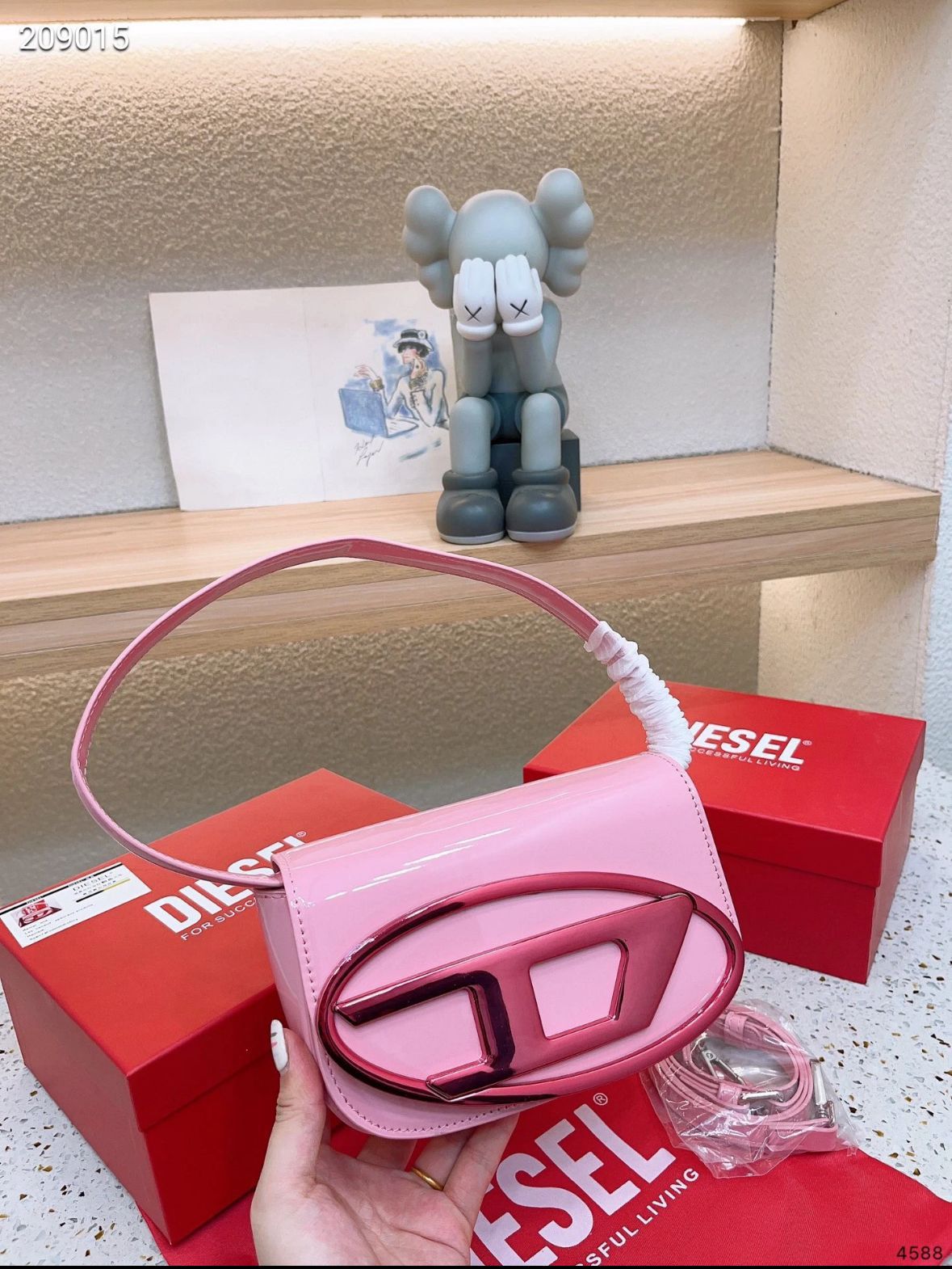 Diesel 1DR Iconic Oval D Logo Leather Shoulder Bag - Image 2