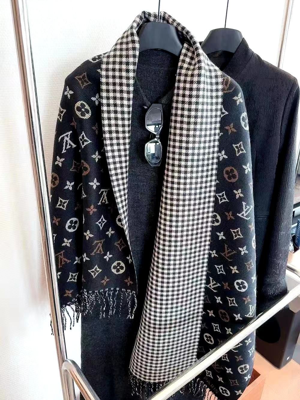 Louis Vuitton Monogram Essential Stole (Unisex) - Image 4